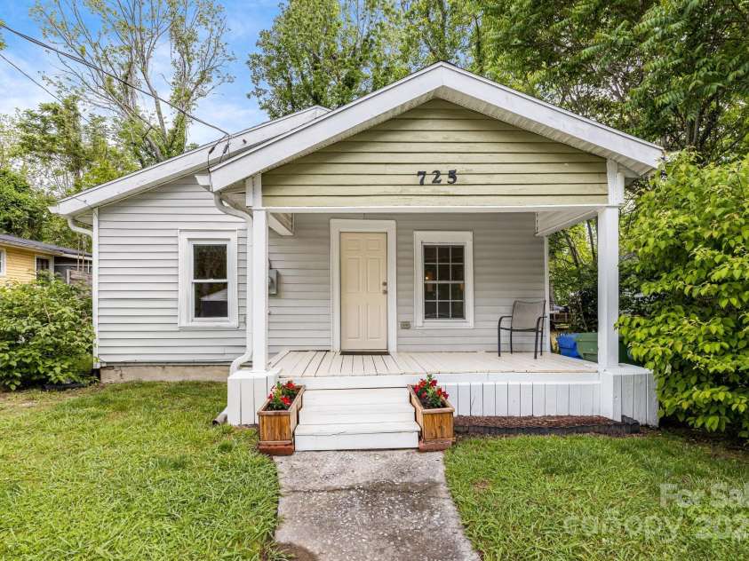725 1st Avenue, Hendersonville, NC 28739.  MLS# CAR4260106, YatesRealty ID 17308. Front of home