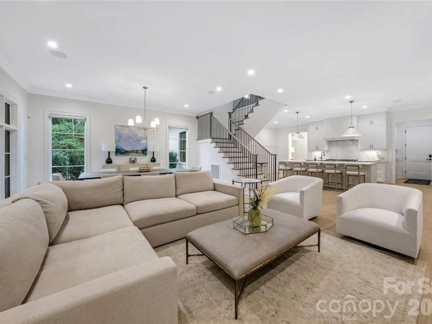 3146 Providence Road, Charlotte, NC 28211.  MLS# CAR4238500, YatesRealty ID 17309. Great Room for Representation