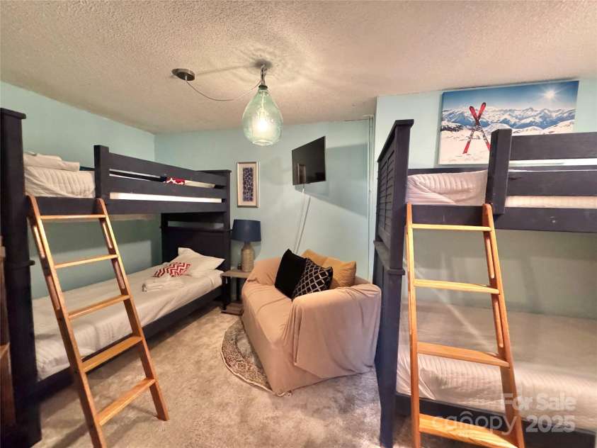 367 Skyleaf Drive, Sugar Mountain, NC 28604.  MLS# CAR4266334, YatesRealty ID 17309. Bonus room/bunk room