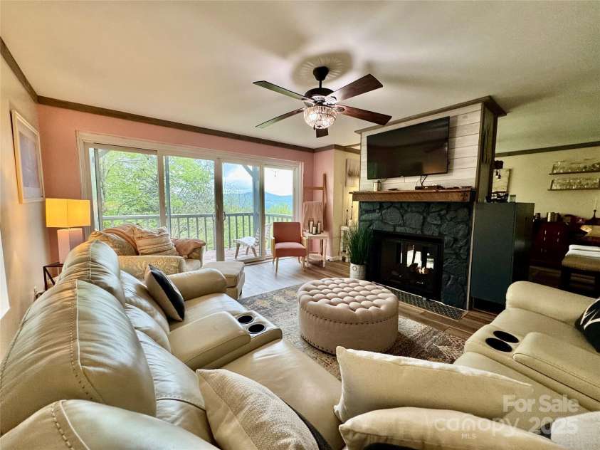 367 Skyleaf Drive, Sugar Mountain, NC 28604.  MLS# CAR4266334, YatesRealty ID 17309. Cozy family room with great view