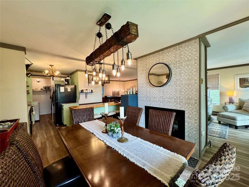 367 Skyleaf Drive, Sugar Mountain, NC 28604.  MLS# CAR4266334, YatesRealty ID 17309. Dine by the fireplace