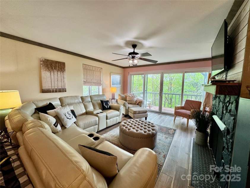 367 Skyleaf Drive, Sugar Mountain, NC 28604.  MLS# CAR4266334, YatesRealty ID 17309. Family room