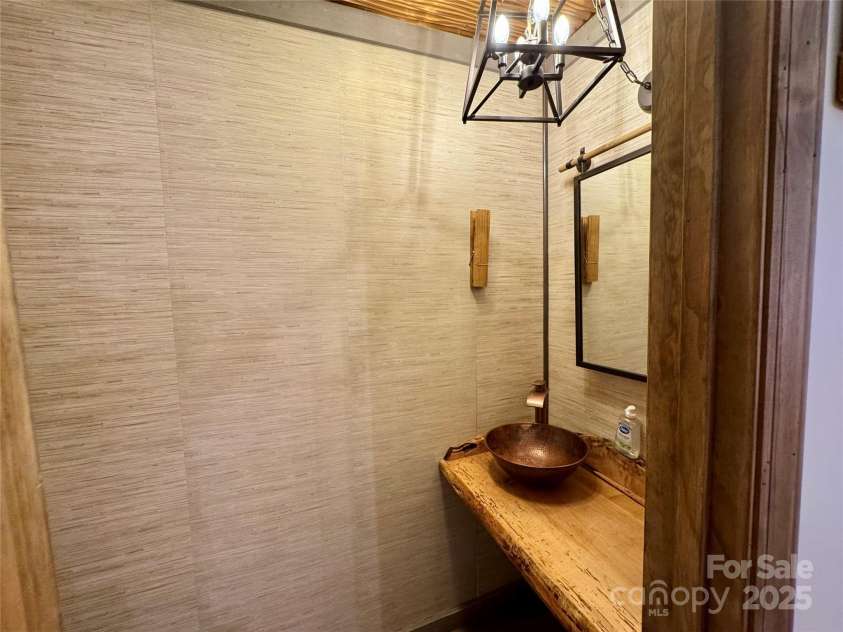 367 Skyleaf Drive, Sugar Mountain, NC 28604.  MLS# CAR4266334, YatesRealty ID 17309. Updated half bathroom
