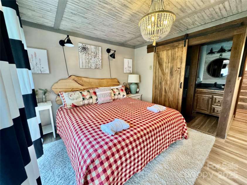 367 Skyleaf Drive, Sugar Mountain, NC 28604.  MLS# CAR4266334, YatesRealty ID 17309. Updated primary bedroom