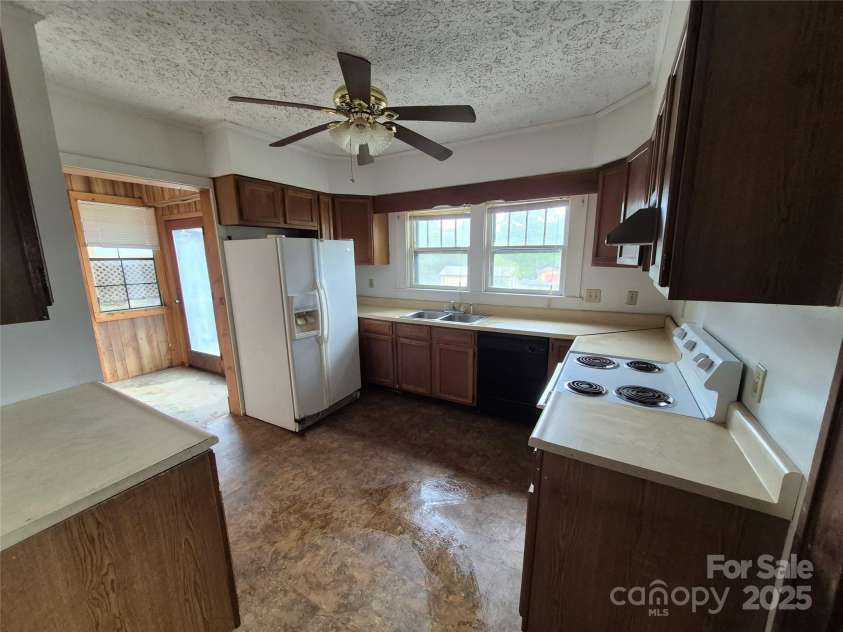 4 Three Dove Road, Candler, NC 28715.  MLS# CAR4258973, YatesRealty ID 17310. Kitchen