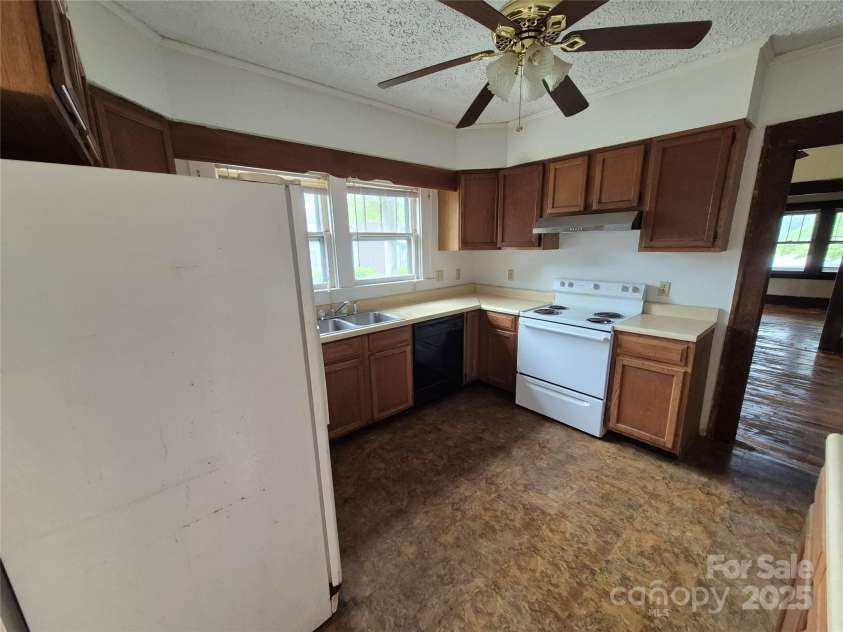 4 Three Dove Road, Candler, NC 28715.  MLS# CAR4258973, YatesRealty ID 17310. Kitchen