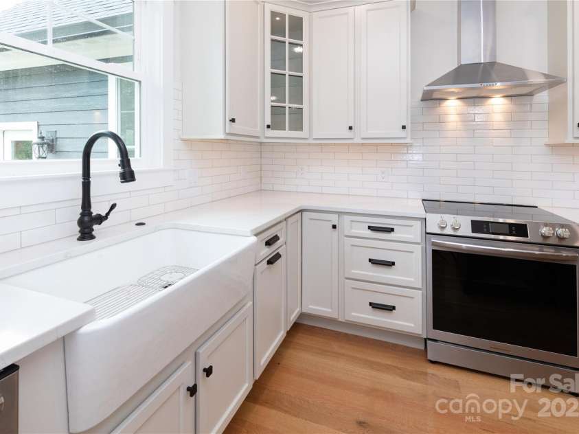 111 Laura Trace, Hendersonville, NC 28792.  MLS# CAR4211546, YatesRealty ID 17311. Kitchen