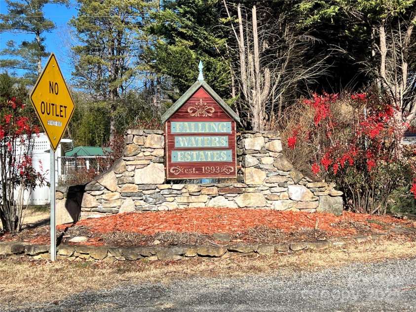 111 Laura Trace, Hendersonville, NC 28792.  MLS# CAR4211546, YatesRealty ID 17311. Neighborhood Entry