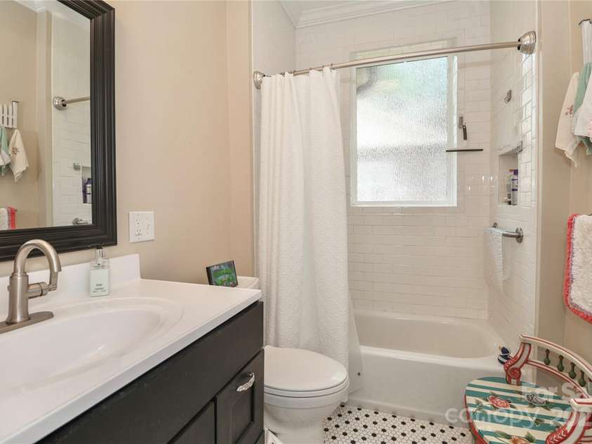 536 Carroll Street, Statesville, NC 28625.  MLS# CAR4266571, YatesRealty ID 17313. 