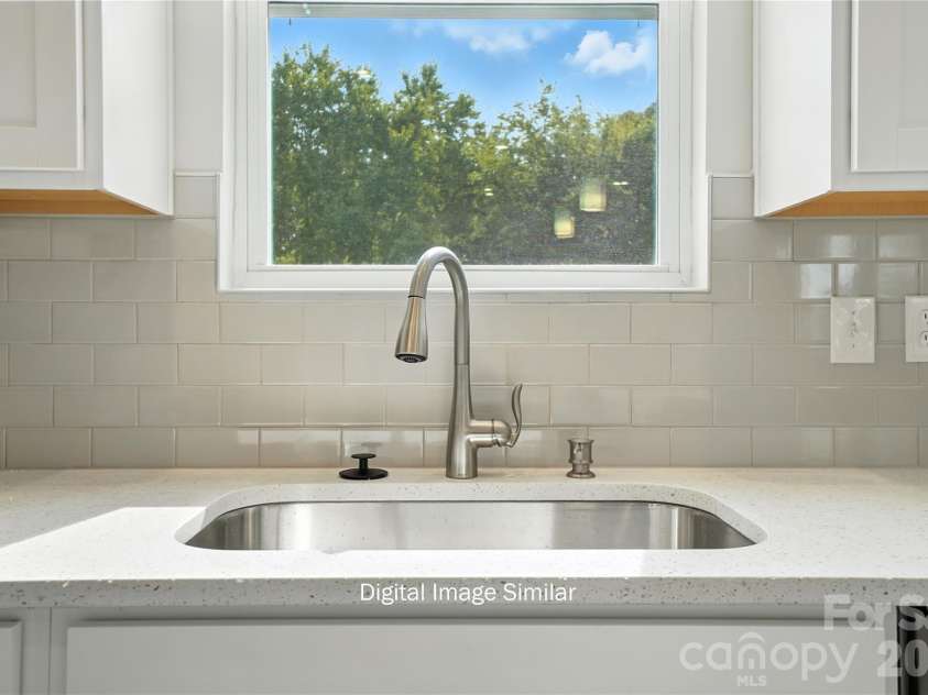 6026 Mallow Crossing Lane, Charlotte, NC 28213.  MLS# CAR4344708, YatesRealty ID 17313. 