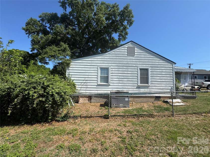 1405 Hickory Grove Road, Gastonia, NC 28056.  MLS# CAR4374777, YatesRealty ID 17317. 