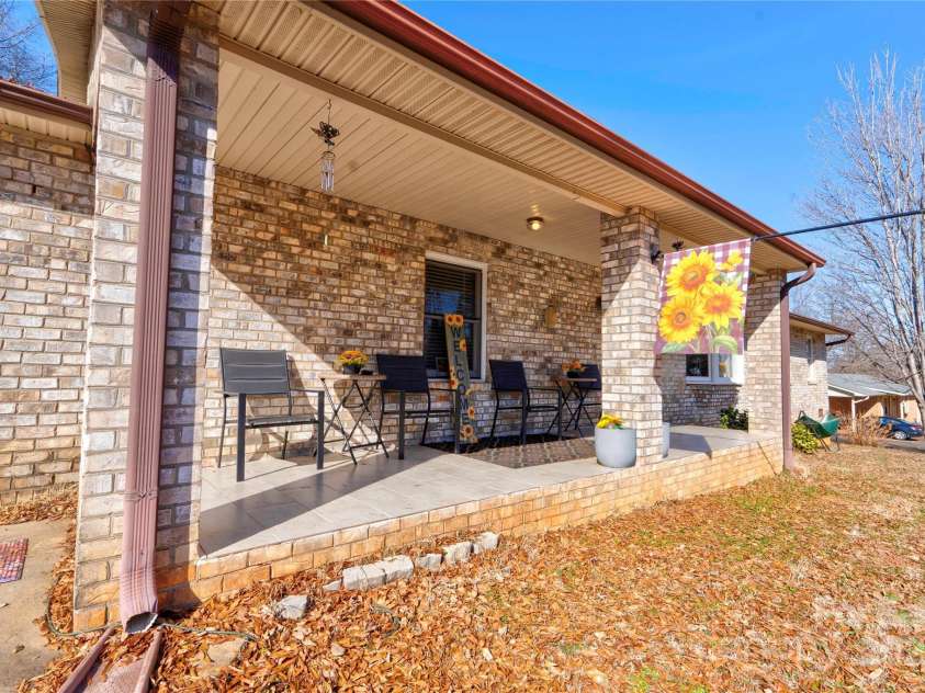1304 Cambridge Drive, Shelby, NC 28152.  MLS# CAR4213592, YatesRealty ID 1732. Front Porch