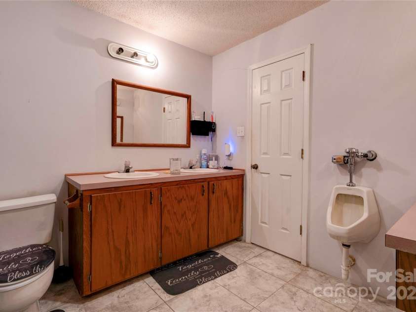 1304 Cambridge Drive, Shelby, NC 28152.  MLS# CAR4213592, YatesRealty ID 1732. Primary Bathroom