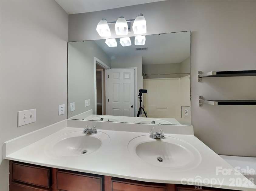 4208 Lawrence Daniel Drive, Matthews, NC 28104.  MLS# CAR4368967, YatesRealty ID 17320. Full bathroom