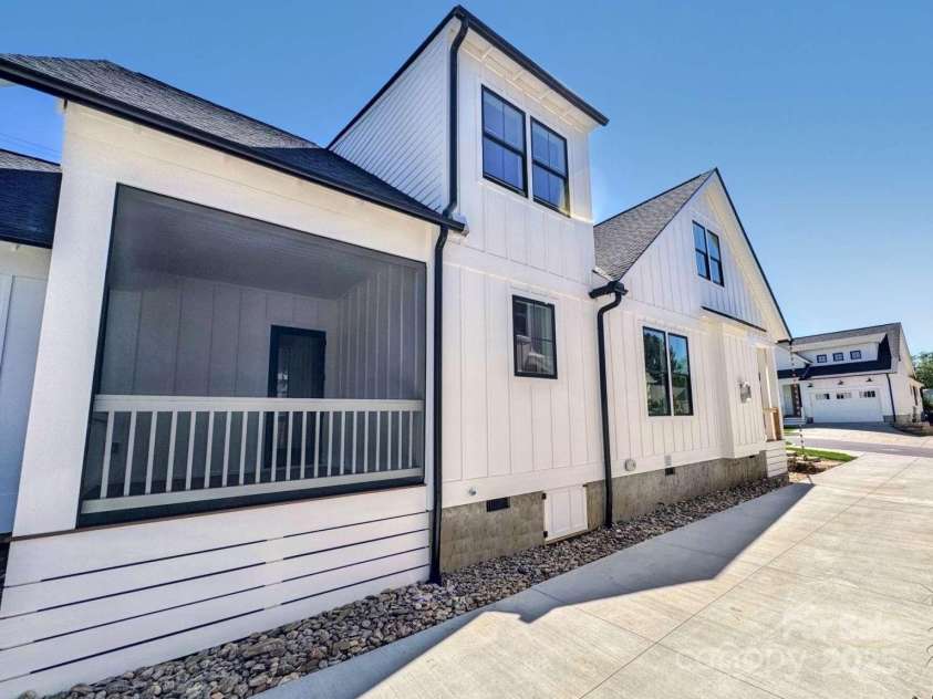 10 Hidden Pond Lane, Brevard, NC 28712.  MLS# CAR4263846, YatesRealty ID 17322. 