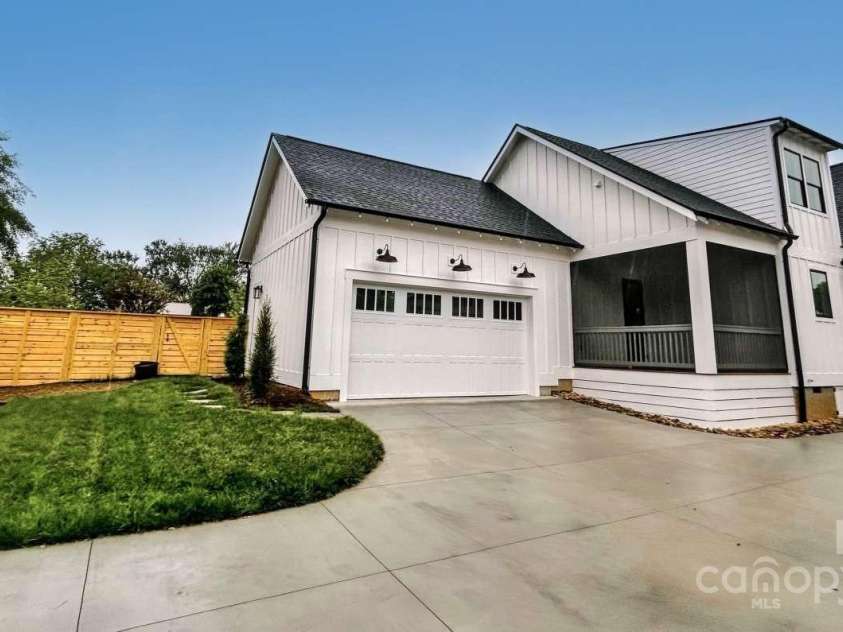 10 Hidden Pond Lane, Brevard, NC 28712.  MLS# CAR4263846, YatesRealty ID 17322. 