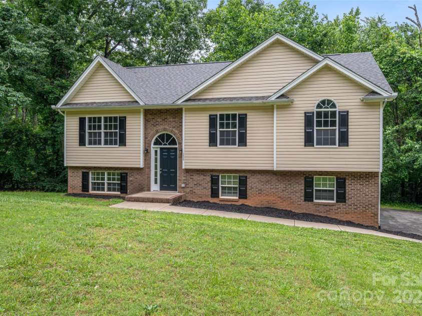 1520 28th Street, Hickory, NC 28602.  MLS# CAR4262661, YatesRealty ID 17326. Front Center View