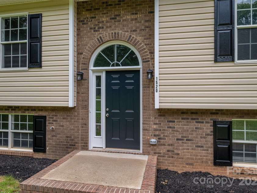 1520 28th Street, Hickory, NC 28602.  MLS# CAR4262661, YatesRealty ID 17326. Front Entru