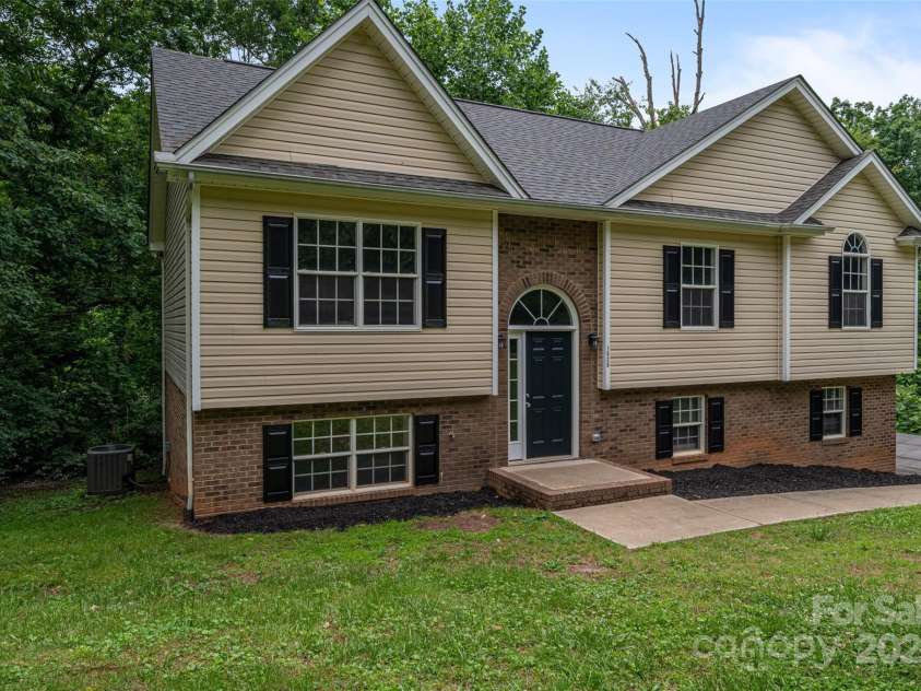 1520 28th Street, Hickory, NC 28602.  MLS# CAR4262661, YatesRealty ID 17326. Front Left View