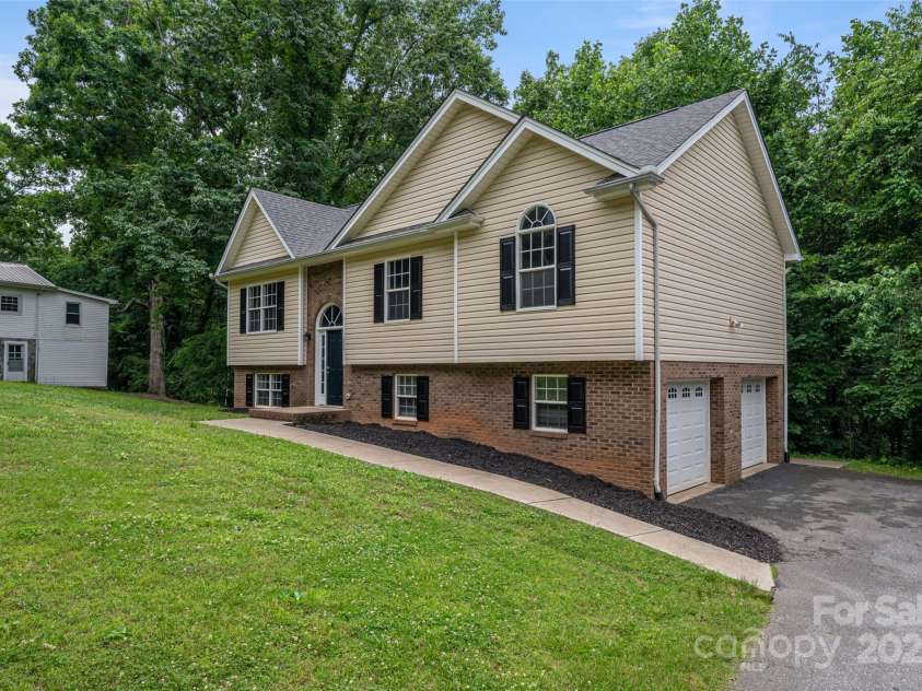 1520 28th Street, Hickory, NC 28602.  MLS# CAR4262661, YatesRealty ID 17326. Front Right View