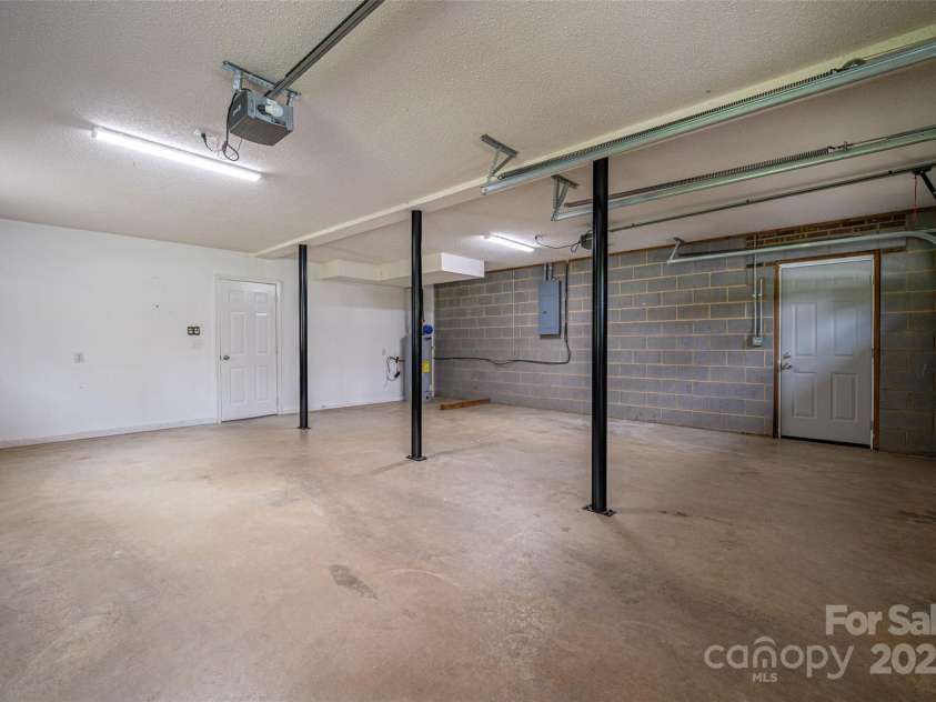 1520 28th Street, Hickory, NC 28602.  MLS# CAR4262661, YatesRealty ID 17326. Garage