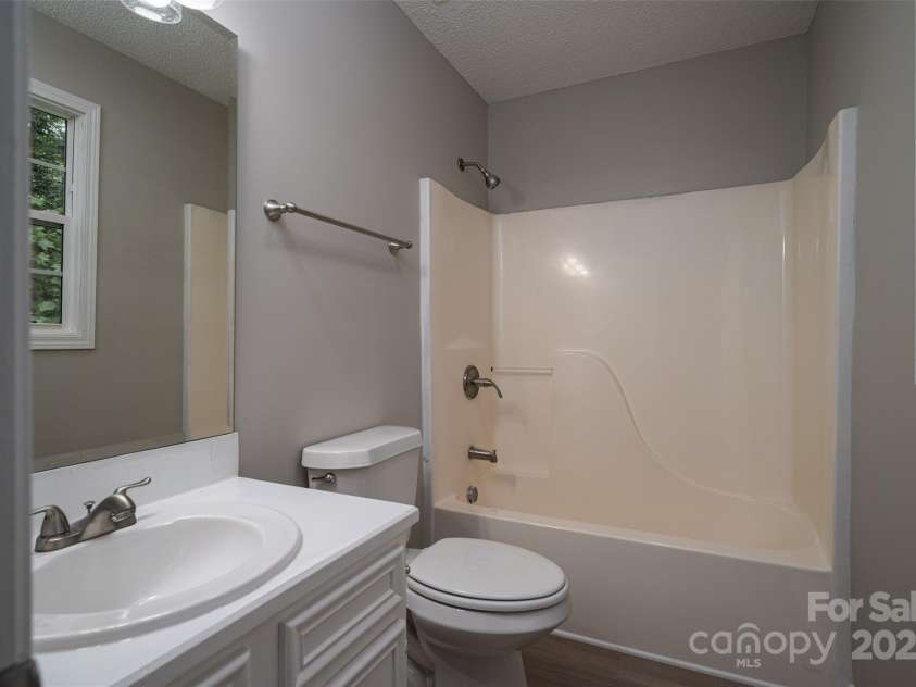 1520 28th Street, Hickory, NC 28602.  MLS# CAR4262661, YatesRealty ID 17326. Primary Bath