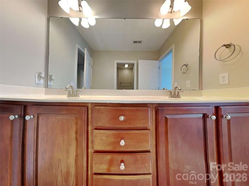 11206 Scottsman Trace Drive, Charlotte, NC 28273.  MLS# CAR4371475, YatesRealty ID 17327. Bathroom 3