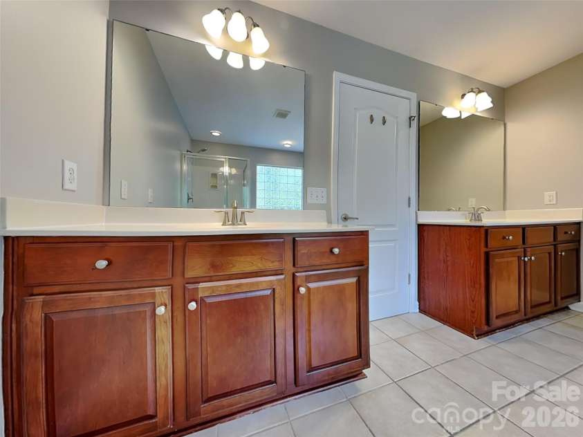 11206 Scottsman Trace Drive, Charlotte, NC 28273.  MLS# CAR4371475, YatesRealty ID 17327. Primary bathroom