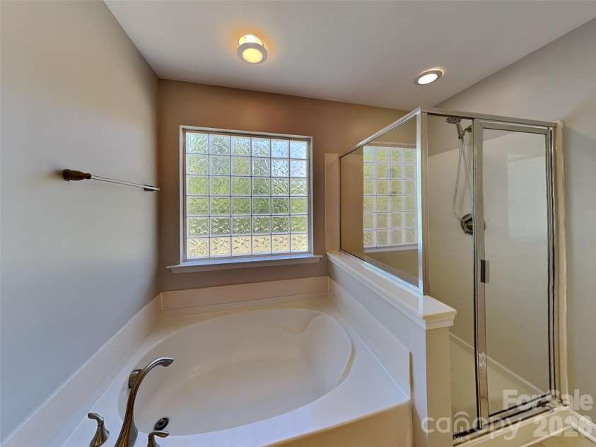 11206 Scottsman Trace Drive, Charlotte, NC 28273.  MLS# CAR4371475, YatesRealty ID 17327. Primary bathroom