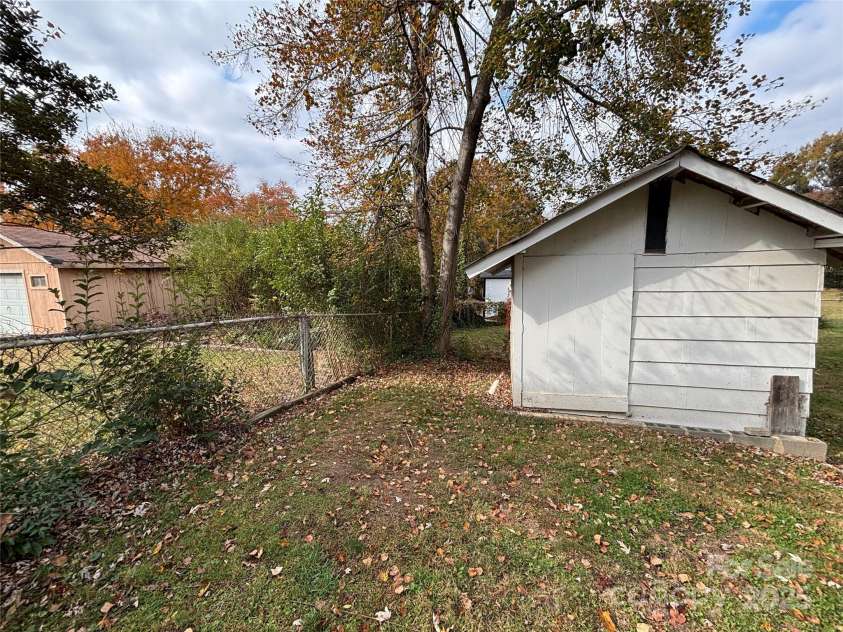 1623 Kimberly Drive, Gastonia, NC 28052.  MLS# CAR4320159, YatesRealty ID 1733. Backyard #3