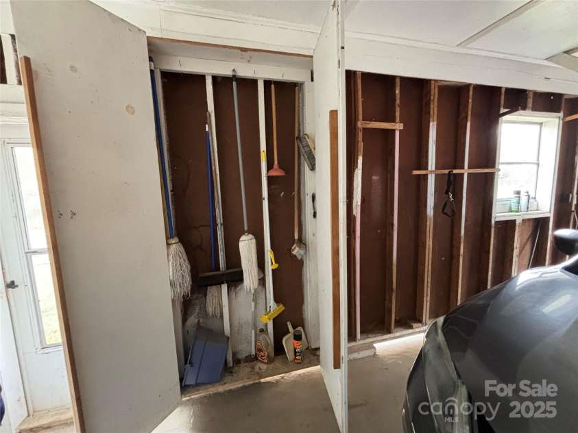 1623 Kimberly Drive, Gastonia, NC 28052.  MLS# CAR4320159, YatesRealty ID 1733. Garage