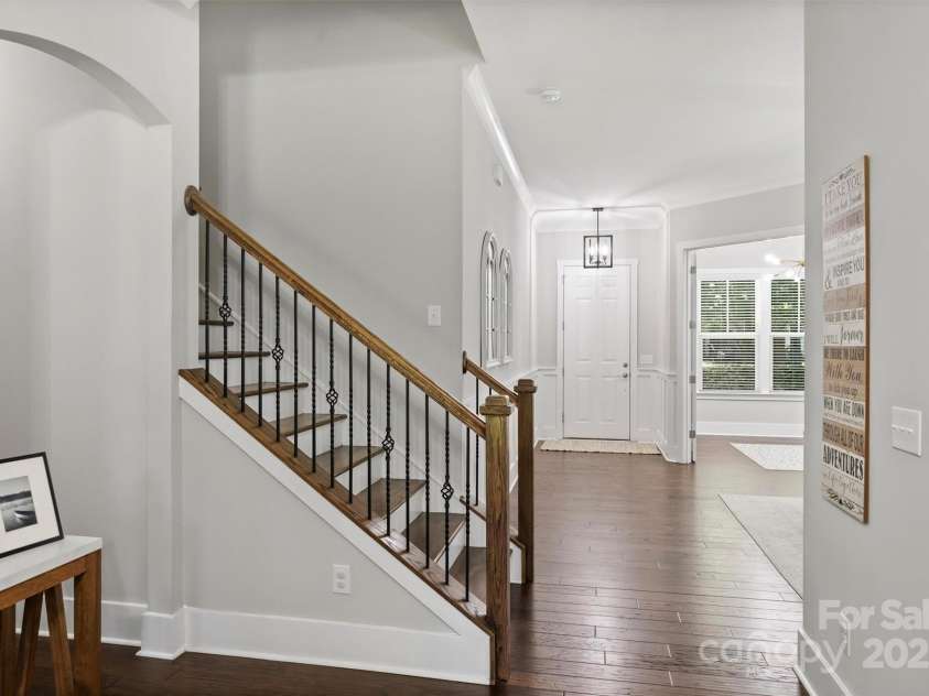 1209 Leigh Avenue, Charlotte, NC 28205.  MLS# CAR4295218, YatesRealty ID 17331. Craftsman style bannister