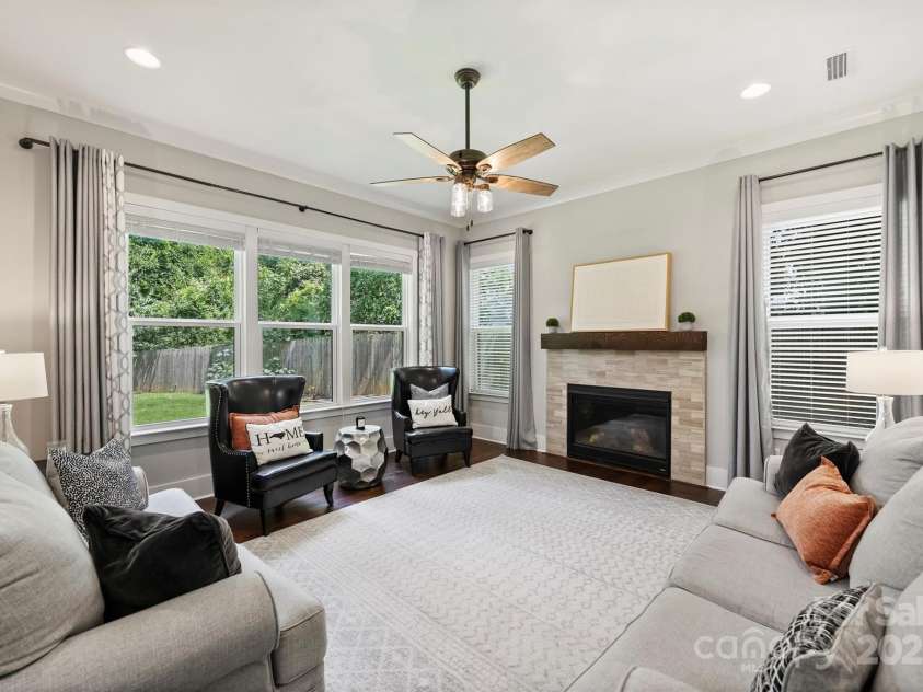 1209 Leigh Avenue, Charlotte, NC 28205.  MLS# CAR4295218, YatesRealty ID 17331. Family room