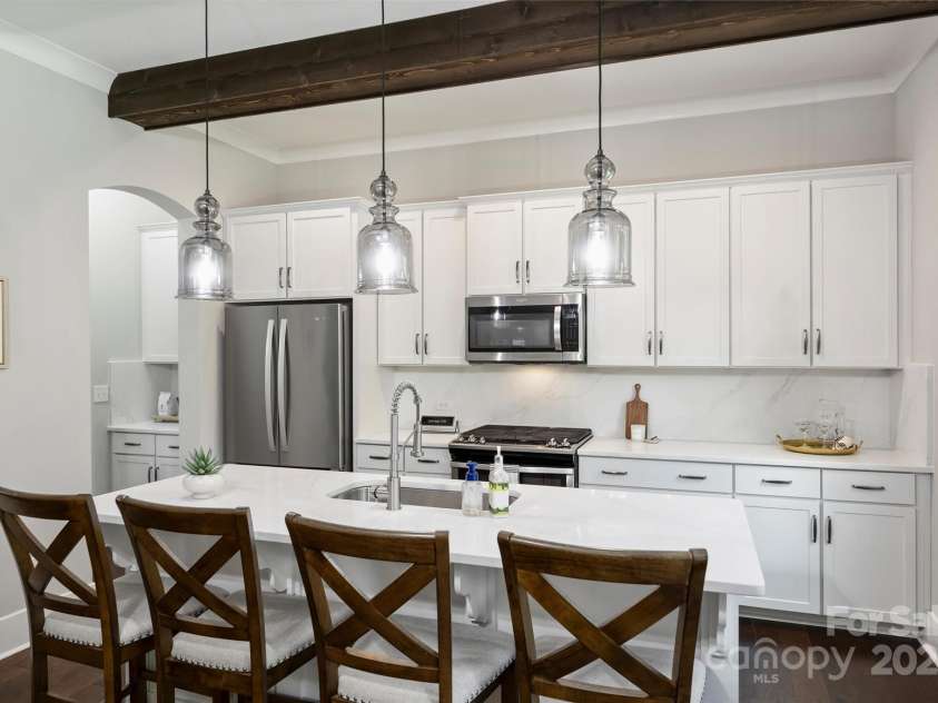 1209 Leigh Avenue, Charlotte, NC 28205.  MLS# CAR4295218, YatesRealty ID 17331. Refreshed kitchen in Villa Heights!