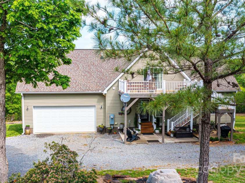 631 Sedona Drive, Nebo, NC 28761.  MLS# CAR4253958, YatesRealty ID 17333. 