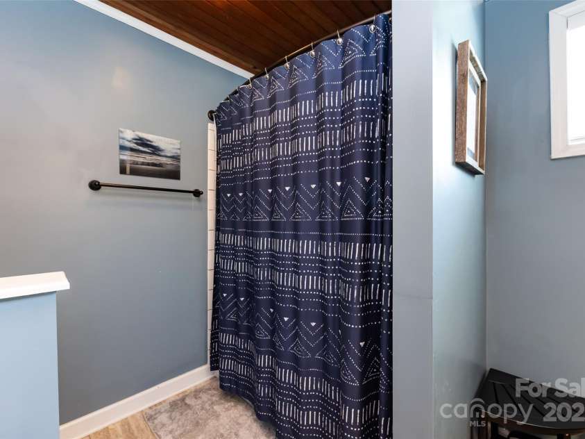 1816 Anderson Street, Charlotte, NC 28205.  MLS# CAR4252993, YatesRealty ID 17335. Primary Bathroom Shower/Tub Combo