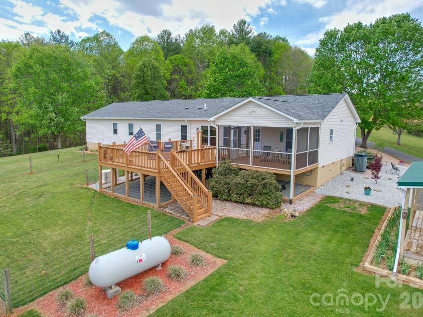 552 Dirt Nose Drive, Sparta, NC 28675.  MLS# CAR4372681, YatesRealty ID 17338. 