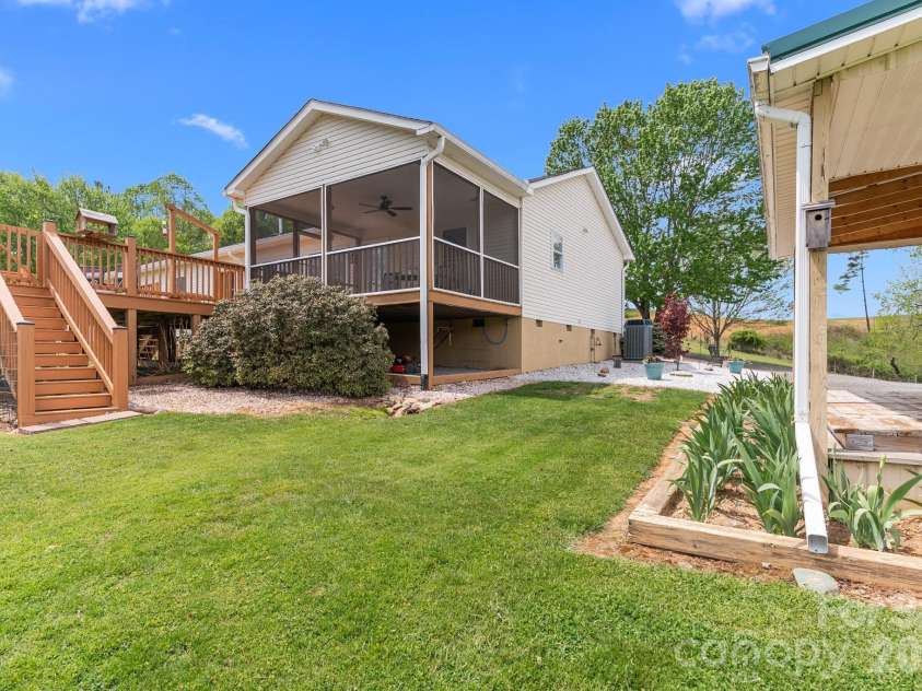 552 Dirt Nose Drive, Sparta, NC 28675.  MLS# CAR4372681, YatesRealty ID 17338. 