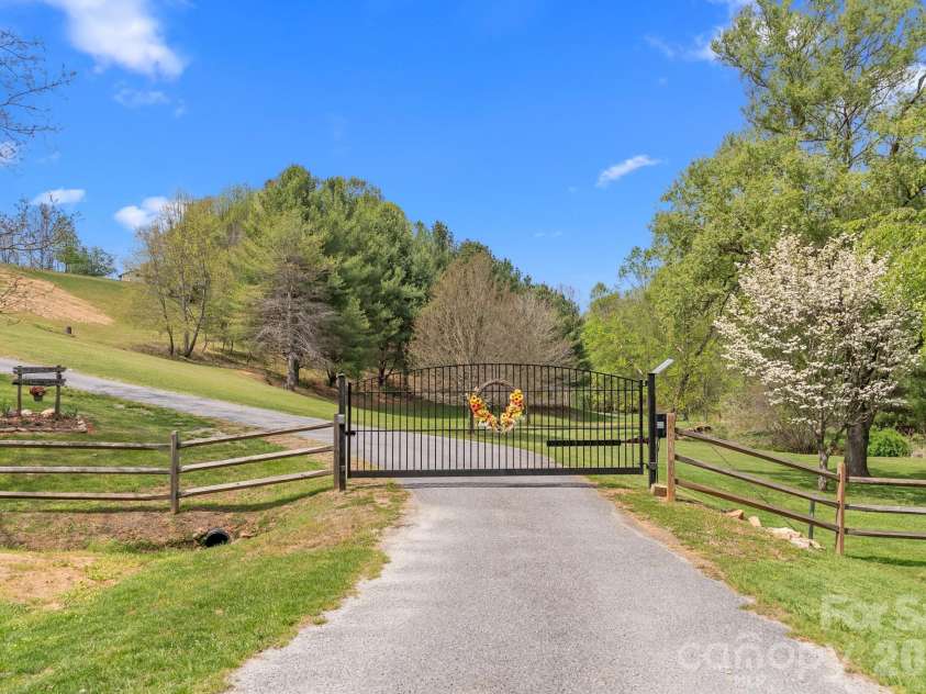 552 Dirt Nose Drive, Sparta, NC 28675.  MLS# CAR4372681, YatesRealty ID 17338. 