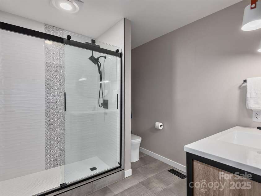 6 Lakeway Circle, Weaverville, NC 28787.  MLS# CAR4264526, YatesRealty ID 17340. 