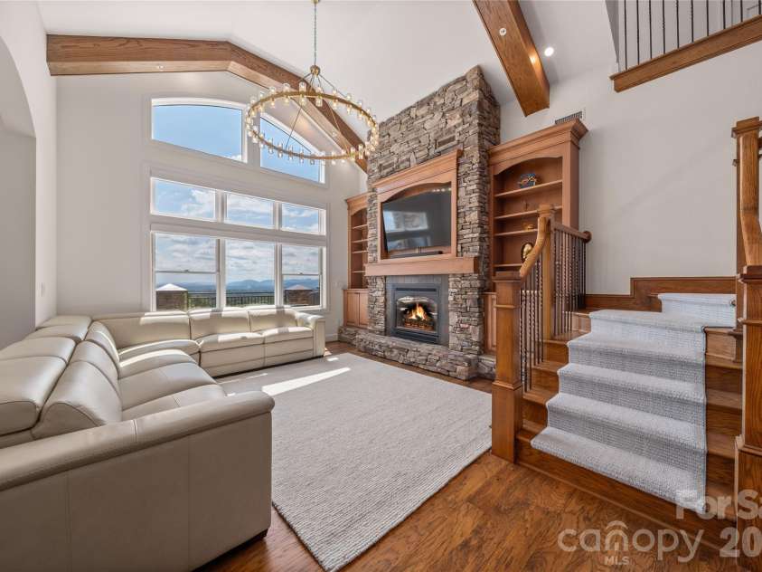 4 Chimney Crest Drive, Asheville, NC 28806.  MLS# CAR4421093, YatesRealty ID 17341. 