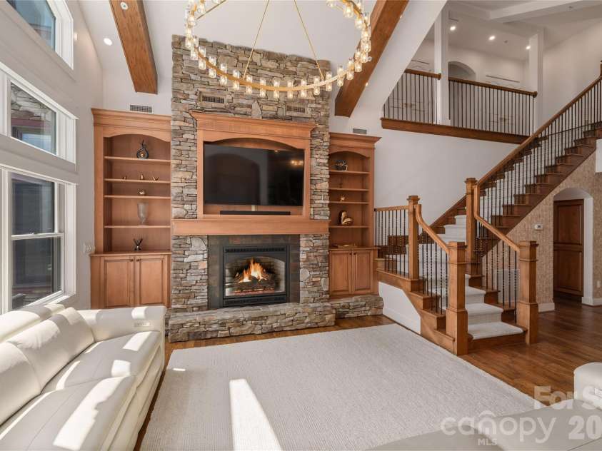4 Chimney Crest Drive, Asheville, NC 28806.  MLS# CAR4421093, YatesRealty ID 17341. 