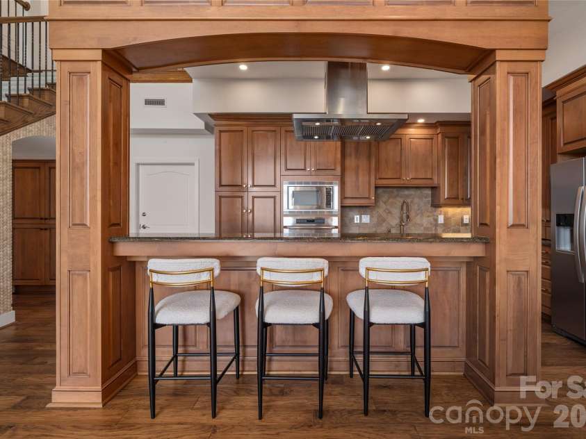 4 Chimney Crest Drive, Asheville, NC 28806.  MLS# CAR4421093, YatesRealty ID 17341. Beautiful breakfast bar