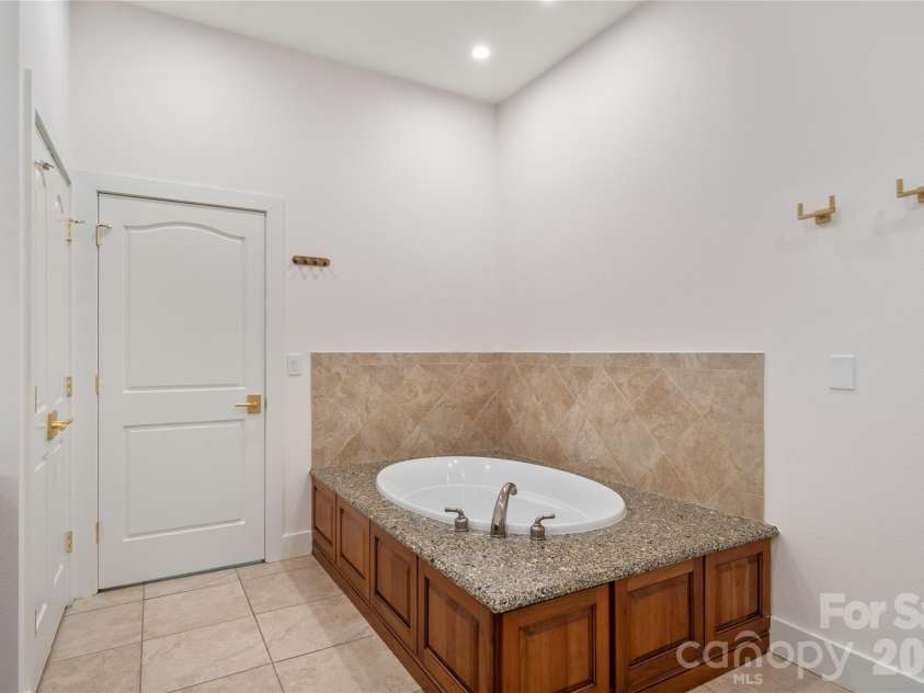 4 Chimney Crest Drive, Asheville, NC 28806.  MLS# CAR4421093, YatesRealty ID 17341. Deep soaking tub in primary