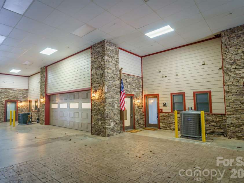 4 Chimney Crest Drive, Asheville, NC 28806.  MLS# CAR4421093, YatesRealty ID 17341. Enter through the covered drive through area