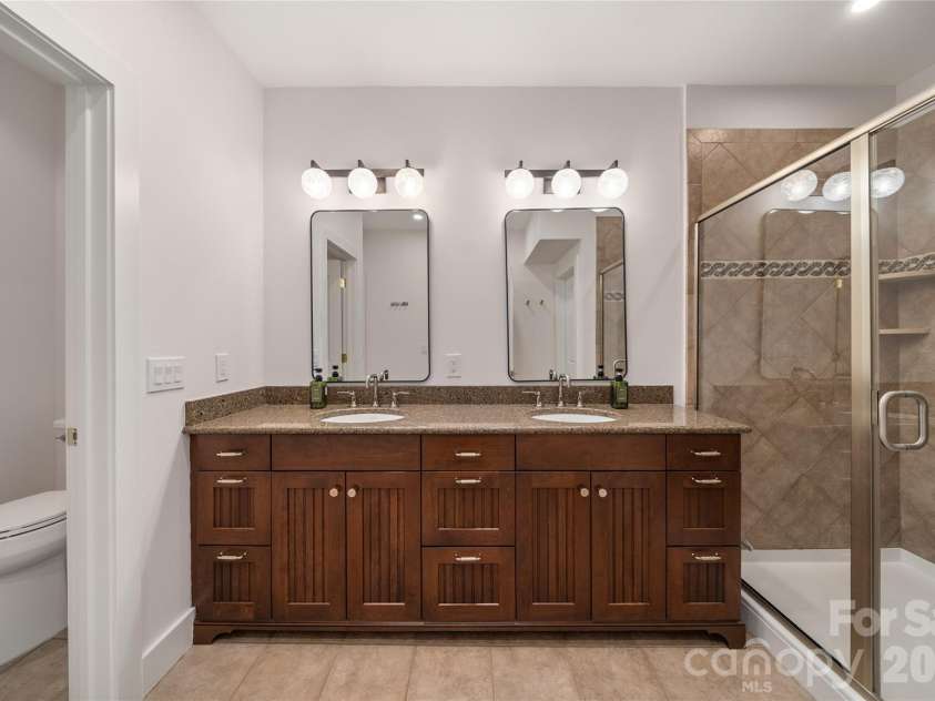 4 Chimney Crest Drive, Asheville, NC 28806.  MLS# CAR4421093, YatesRealty ID 17341. Upper full bath