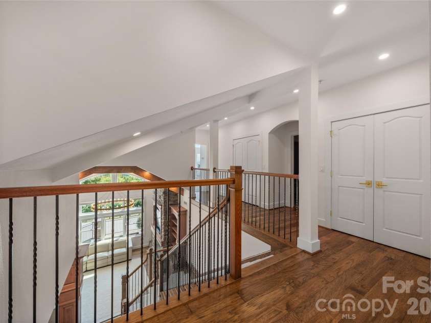 4 Chimney Crest Drive, Asheville, NC 28806.  MLS# CAR4421093, YatesRealty ID 17341. Upper grand hallway