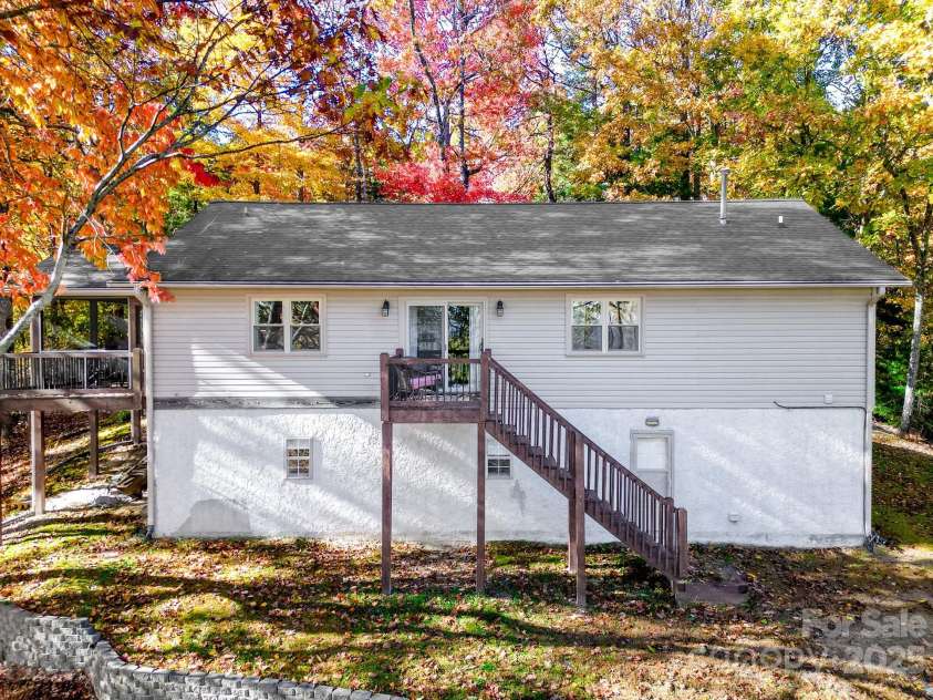 110 Spring Path, Hendersonville, NC 28739.  MLS# CAR4267167, YatesRealty ID 17344. 