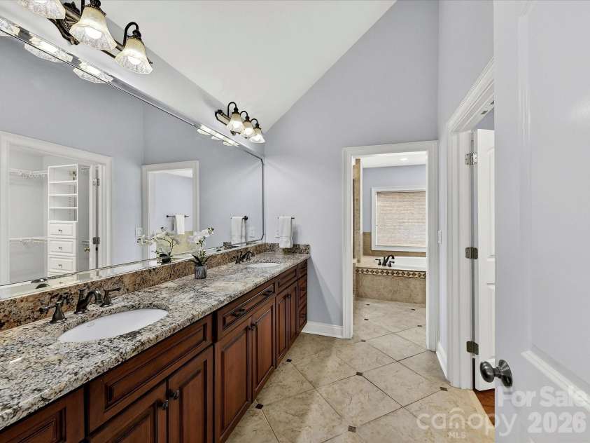 1805 Mt Isle Harbor Drive, Charlotte, NC 28214.  MLS# CAR4353230, YatesRealty ID 17344. Primary bath
