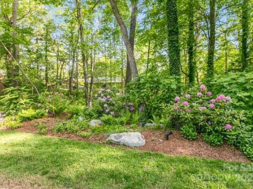 20 Deva Glen, Asheville, NC 28804.  MLS# CAR4259039, YatesRealty ID 17346. 